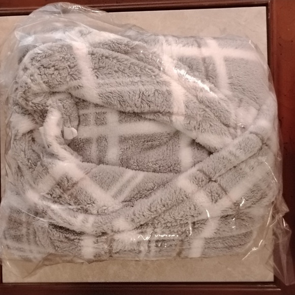 Croft & Barrow Gray and White Fleece Robe - Size L - Picture 9 of 9